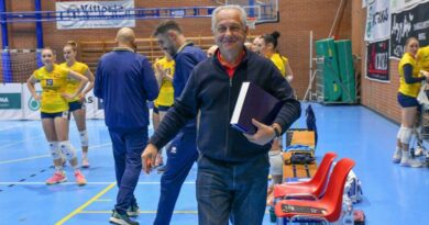 Pallavolo B1F GirA – Julio Velasco tra gli spettatori di Volpiano-Alessandria (foto di Giovanni Manavella)