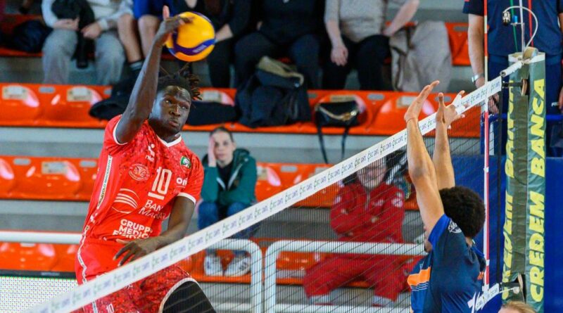 Pallavolo A2M – Macerata conclude la regular season vincendo a Cantù, nei play off l’attende Brescia