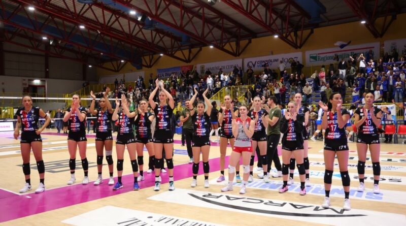 Pallavolo A1F  – Partita piena di capovolgimenti di punteggio a Cervia: Bergamo vince al quinto sull’Omag