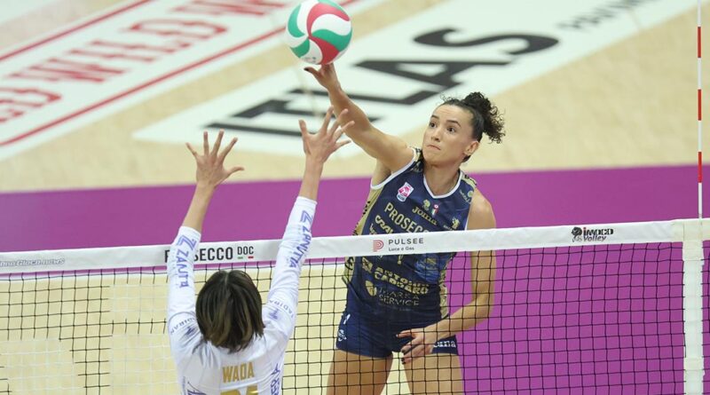 Pallavolo A1F – Daniele Santarelli, Raphaela Folie e Gabi dopo Imoco-UYBA 3-0